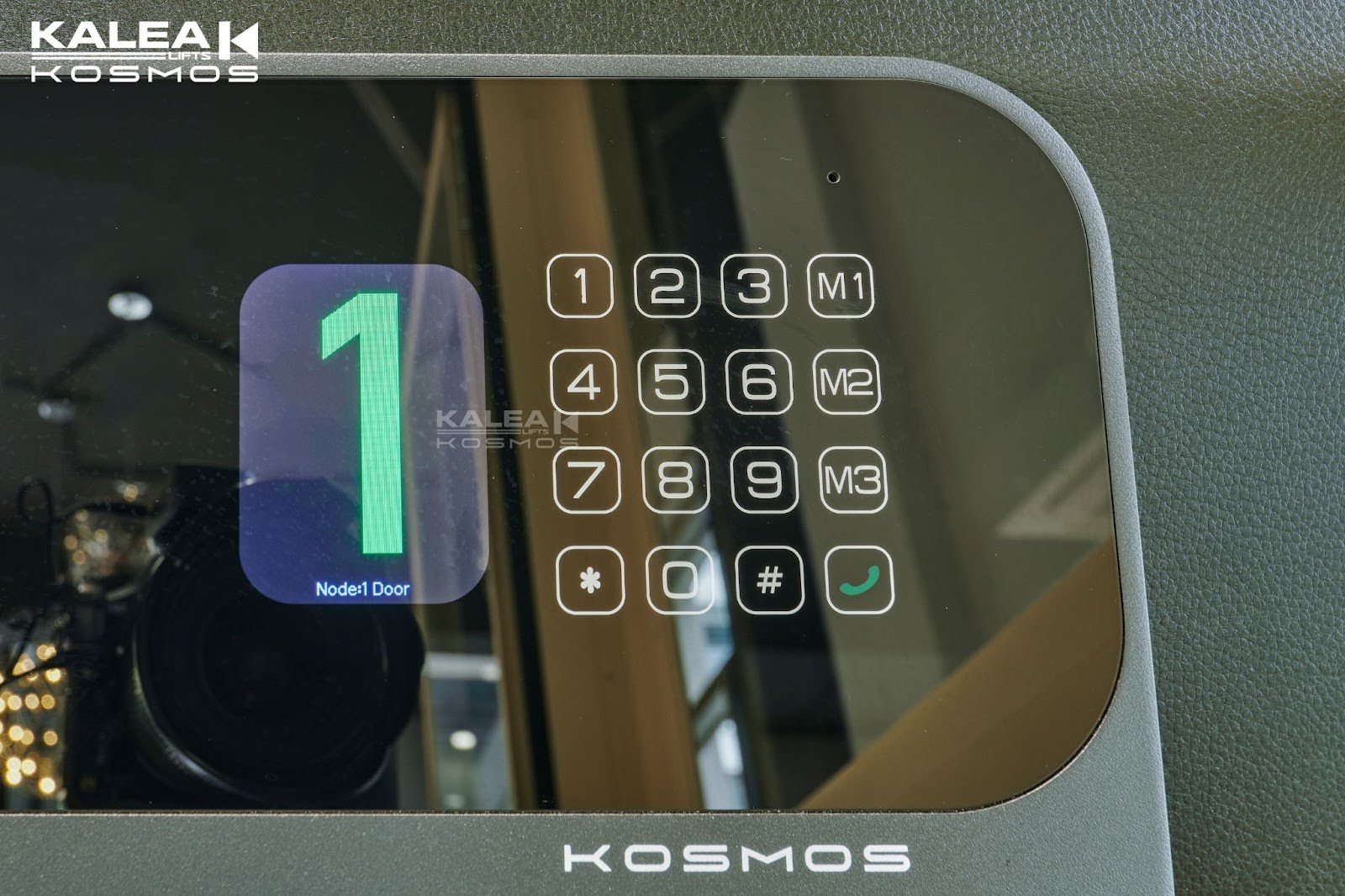 Điện thoại cho thang máy gia đình giúp liên lạc với người thân khi gặp sự cố di chuyển.