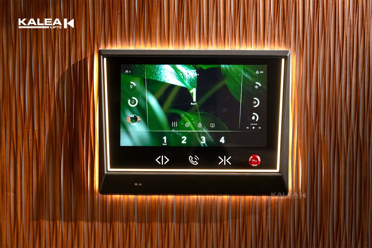 Thiết kế điện thoại tích hợp trong thang máy gia đình Kalea rất tinh gọn với màn hình LCD 15.6inch cảm ứng giúp dễ dàng sử dụng.