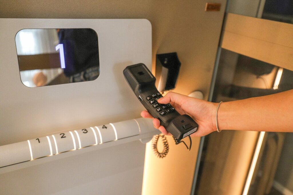 Điện thoại nội bộ intercom có dây trong thang máy gia đình