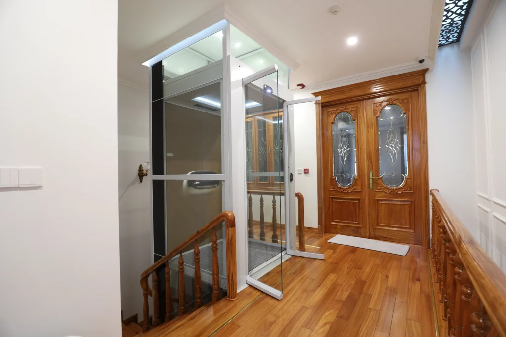 Thang máy gia đình kính ngày càng được ưa chuộng và lắp đặt bởi tính an toàn cũng như thẩm mỹ