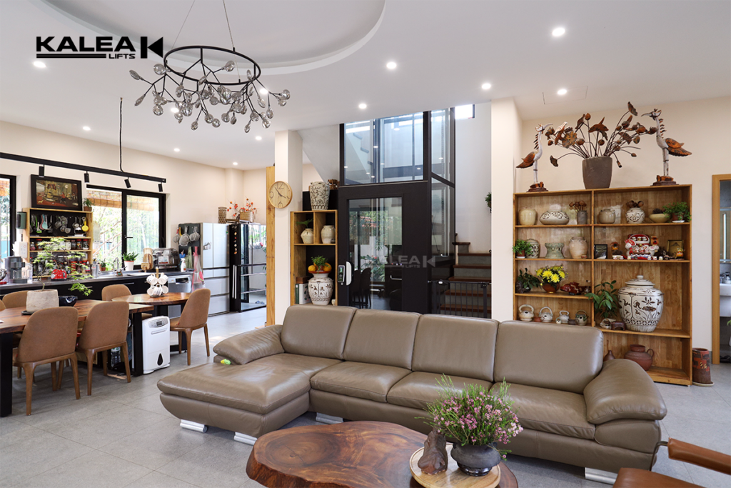Thang máy kính Kalea lắp đặt tại vị trí giữa thang bộ nhưng không có cảm giác nặng nề