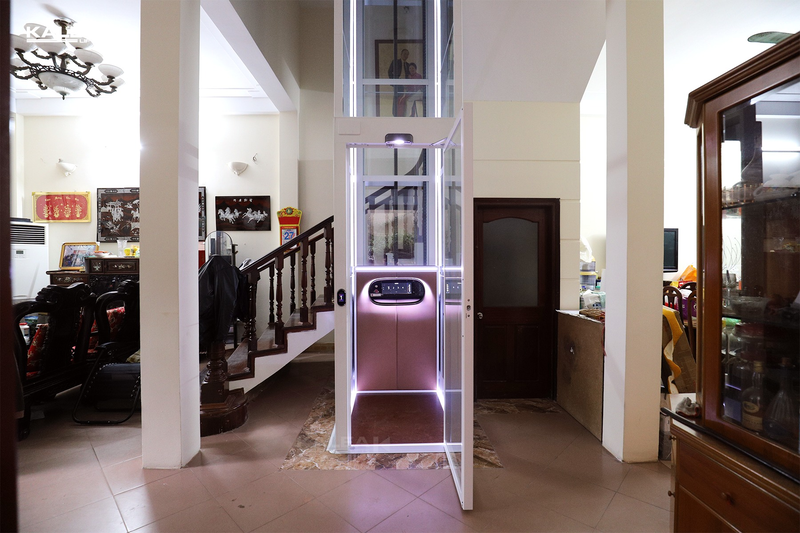 Thang máy sàn nâng có ưu điểm là tiết kiệm diện tích, trong khi đó, thang máy cabin có ưu điểm là cách âm và khả năng tùy chỉnh thiết kế tốt hơn