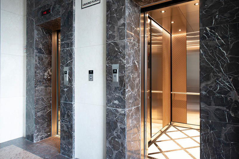 Hầu hết, phần đá Granite ốp thang được nhiều gia chủ lựa chọn trong quá trình lắp đặt và thiết nhà ở bởi khả năng chịu nhiệt độ cao cùng sự chống ẩm mốc nhờ lớp bề mặt phủ một lớp film giúp sản phẩm khó trầy xước