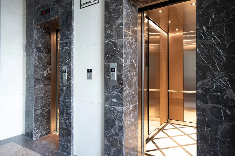 Hầu hết, phần đá Granite ốp thang được nhiều gia chủ lựa chọn trong quá trình lắp đặt và thiết nhà ở bởi khả năng chịu nhiệt độ cao cùng sự chống ẩm mốc nhờ lớp bề mặt phủ một lớp film giúp sản phẩm khó trầy xước