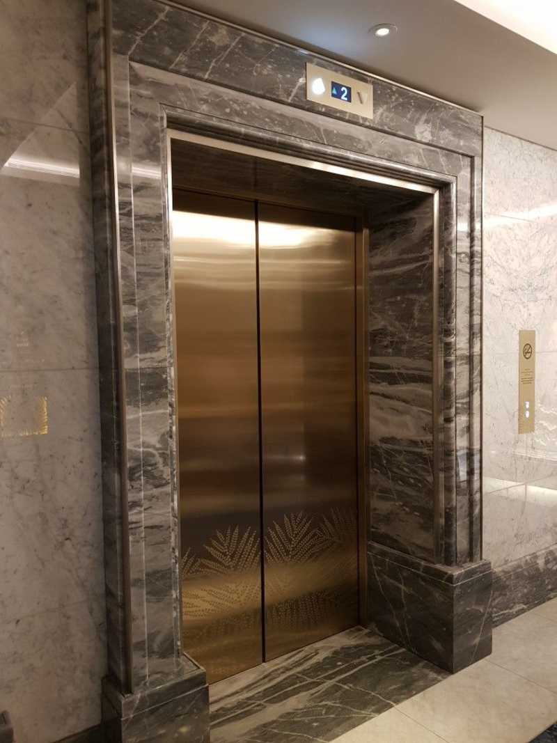 Cận cảnh phần đá Granite được ứng dụng phổ biến tại thang máy trong nhà ở, biệt thự, tòa cao ốc hiện đại