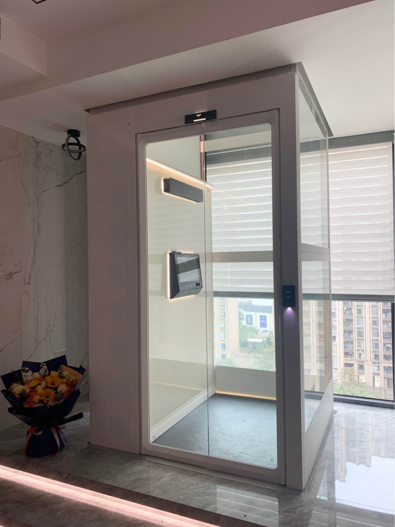 Thang máy Kalea Antera Z85 được trang bị vách bảng điều khiển chạm khắc vân gỗ tinh tế hoặc chất liệu Veneer cùng nhiều tính năng thông minh, nâng tầm trải nghiệm di chuyển