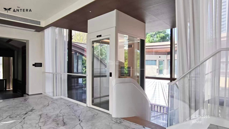 Thang máy kính Antera lắp đặt trong không gian biệt thự, thiết kế hài hòa với nội thất và tận dụng ánh sáng tự nhiên.