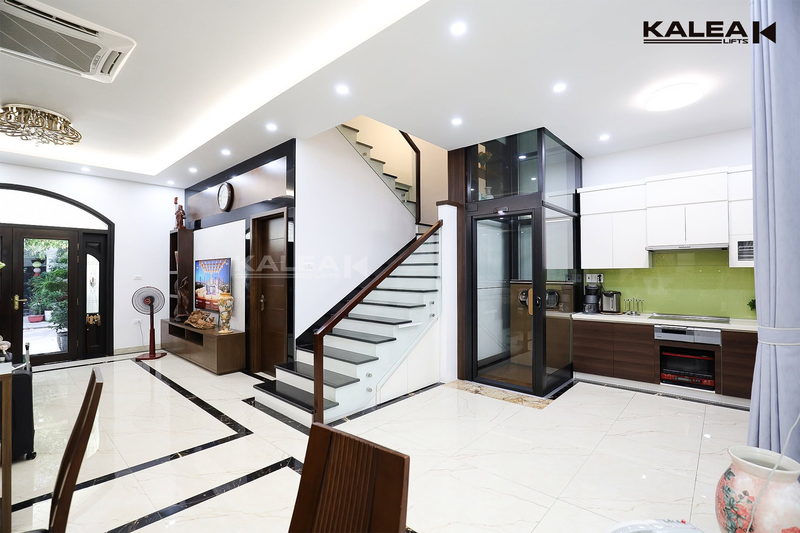 Kalea X50 Limited sử dụng kính kết hợp khung kim loại, tạo sự liên kết giữa hệ thang và không gian nội thất xung quanh.