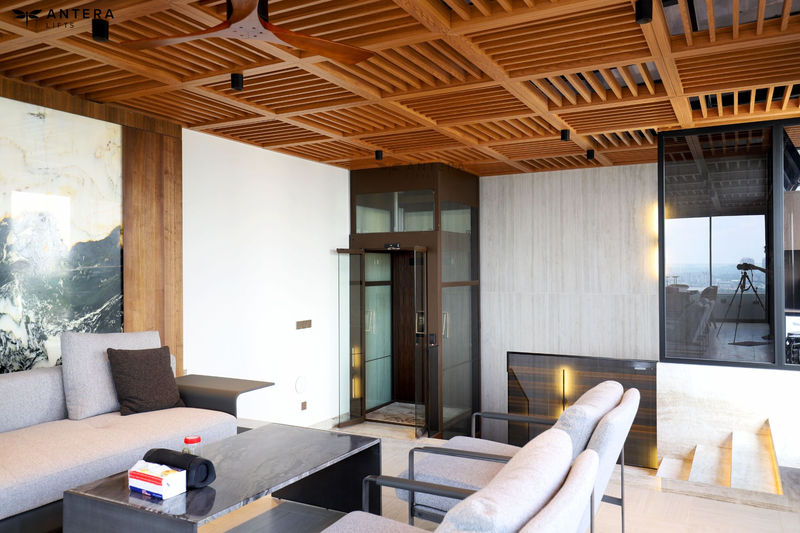 Antera Lifts Z90 lắp đặt cạnh thang bộ trong căn penthouse 3 tầng thuộc khu The Crest Metropole.