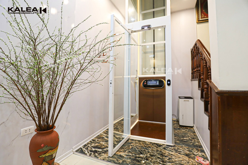 Kalea X50 Limited được lắp đặt trong góc nhà, sử dụng cửa thang kính, vừa tận dụng diện tích mà vẫn giữ không gian sáng, thông thoáng.