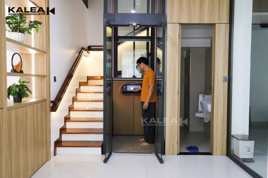Thang máy kính Kalea được thi công cạnh cầu thang bộ với màu sắc sang trọng, hiện đại.