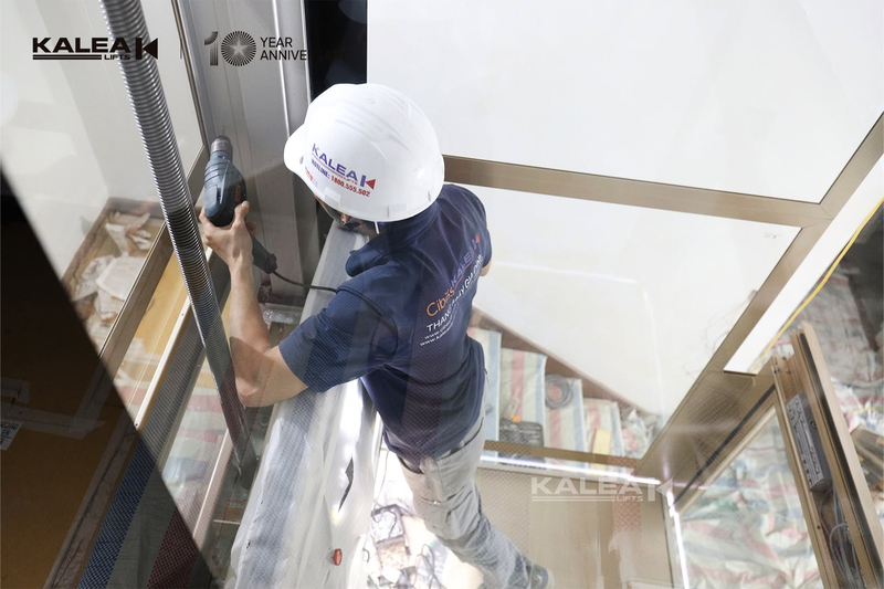 Các tiêu chuẩn kỹ thuật, chính sách hậu mãi và khả năng tư vấn theo hiện trạng công trình là những yếu tố nên được cân nhắc khi lựa chọn đơn vị cung cấp thang máy.