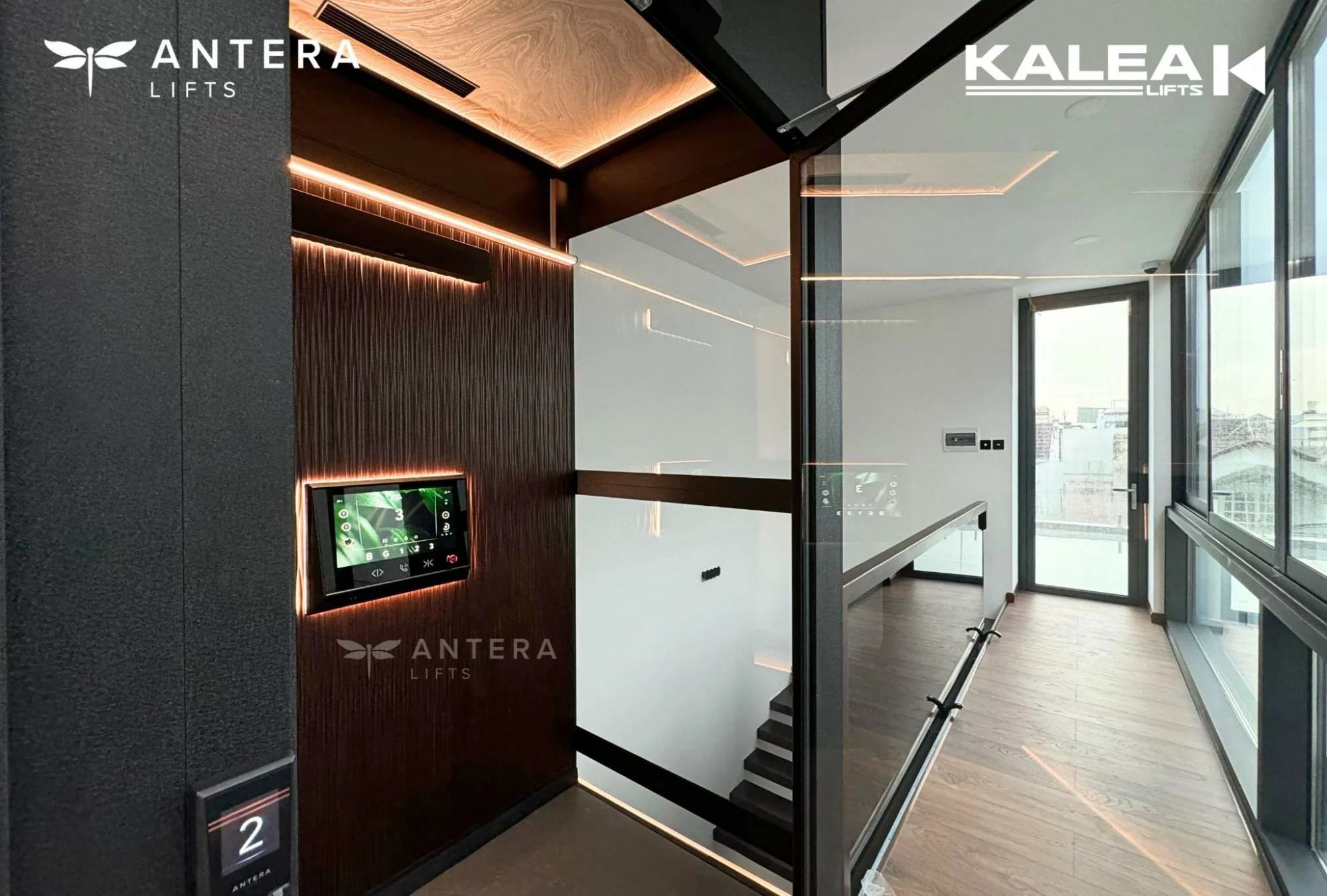 Vách cabin thang máy Antera của Kalea làm từ gỗ hoàng dương đã qua xử lý, bạn không cần mất công đánh bóng mà vẫn có thể giữ được độ bền và tính thẩm mỹ