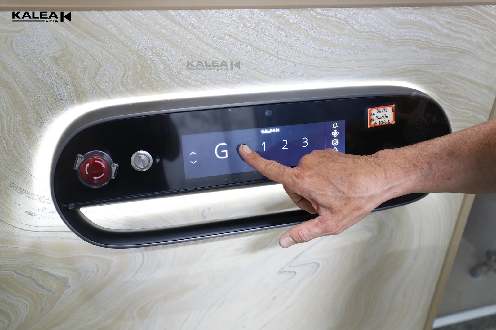Thang máy gia đình X50 Premium cũng được trang bị bảng điều khiển cảm ứng thông minh