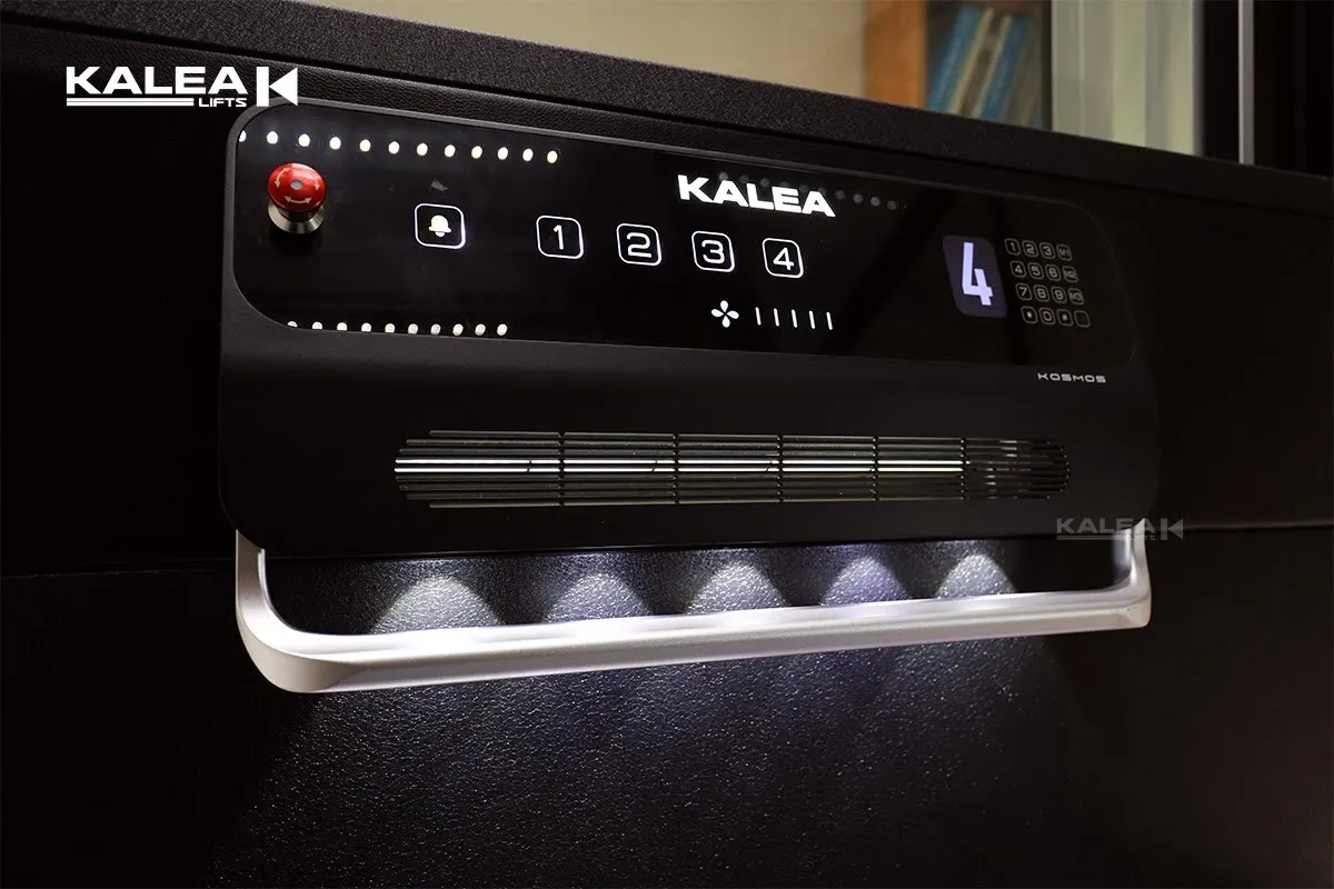Thang máy Kosmos K90 tích hợp thanh an toàn, khi có vấn đề đột xuất chỉ cần ấn xuống sẽ dừng thang máy ngay lập tức