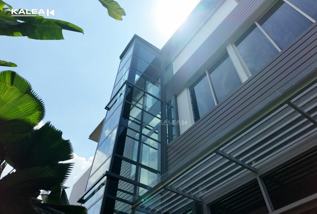 Thang máy lắp trong lòng thang bộ phù hợp với nhà ống và nhà cải tạo