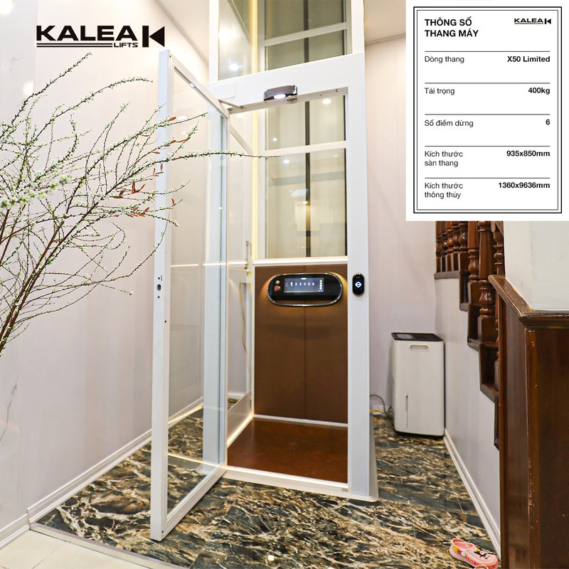Thang máy gia đình thông minh Kalea X50 Limited tải trọng 400 kg lắp đặt tại nhà cải tạo 6 tầng ở Ba Đình, Hà Nội được bố trí cạnh cầu thang bộ.