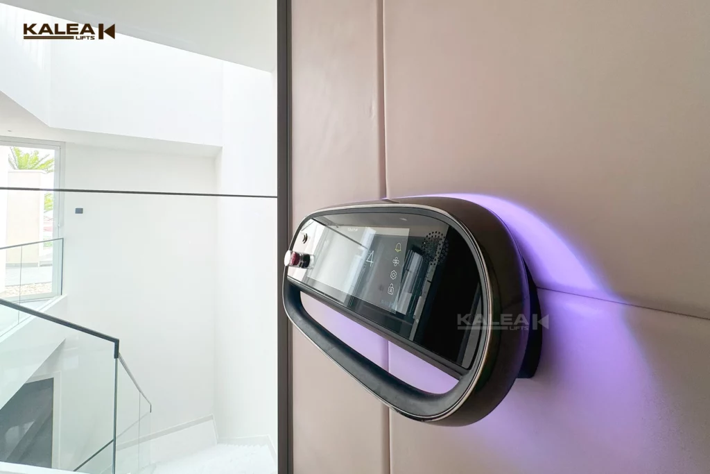 Vách bảng điều khiển bằng da của thang máy Kalea X80 Limited