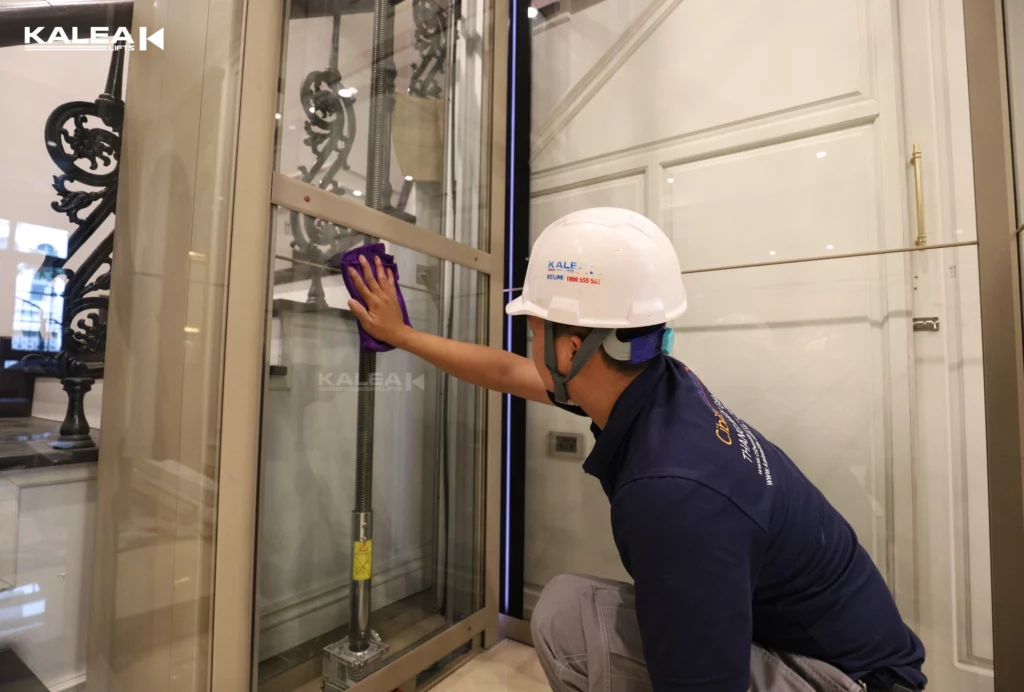 Quá trình bảo dưỡng thang máy trục vít Kalea Lifts định kỳ