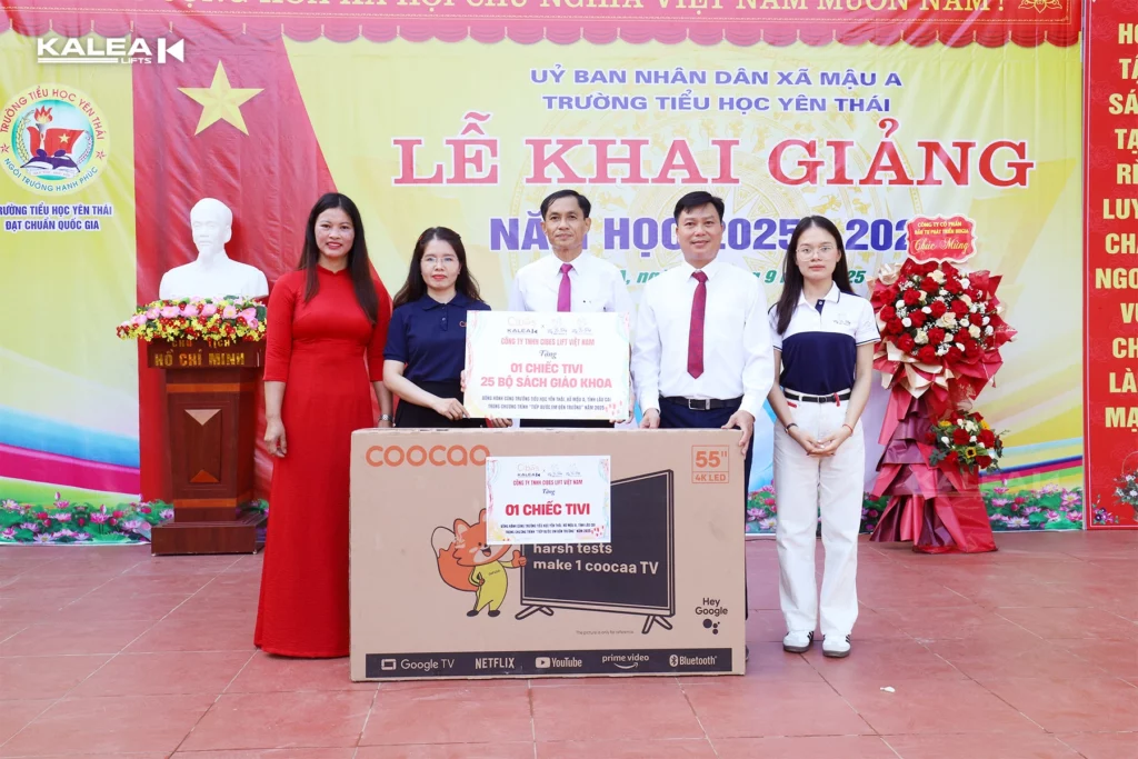 Đại diện Kalea Lifts trao tivi cho trường tiểu học tại Lào Cai trong chương trình thiện nguyện