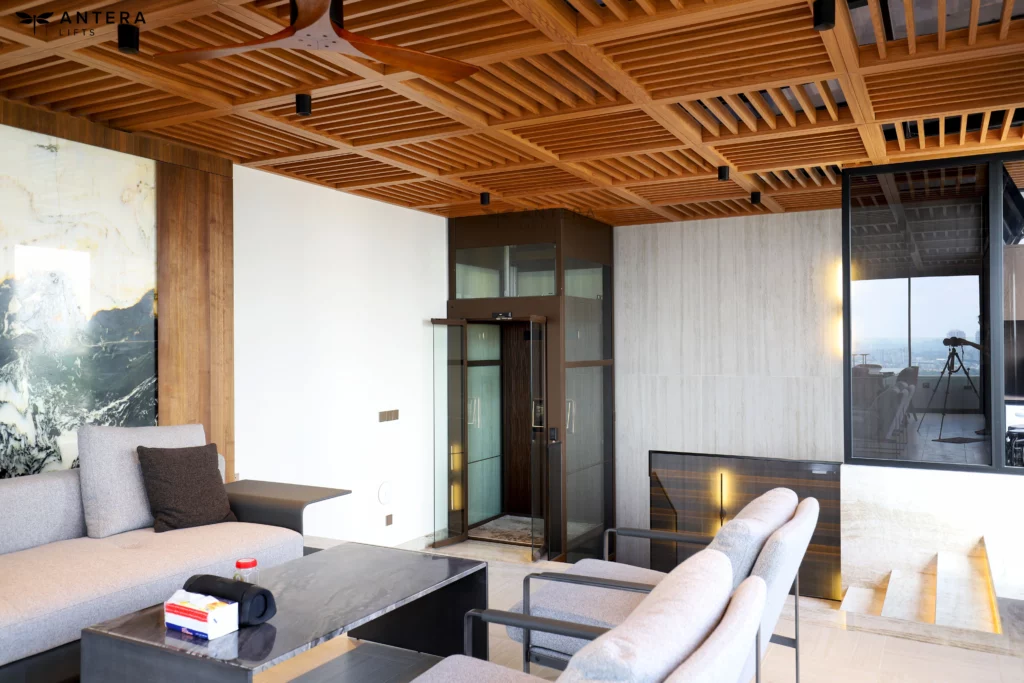 Thang máy gia đình Antera Lifts Z90 lắp đặt trong góc nhà tại căn Penthouse 3 tầng