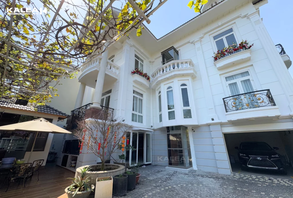 Thang máy lắp đặt nửa ngoài trời, nửa trong nhà vừa dễ dàng đáp ứng yếu tố phong thuỷ vừa tận dụng không gian thoáng đãng