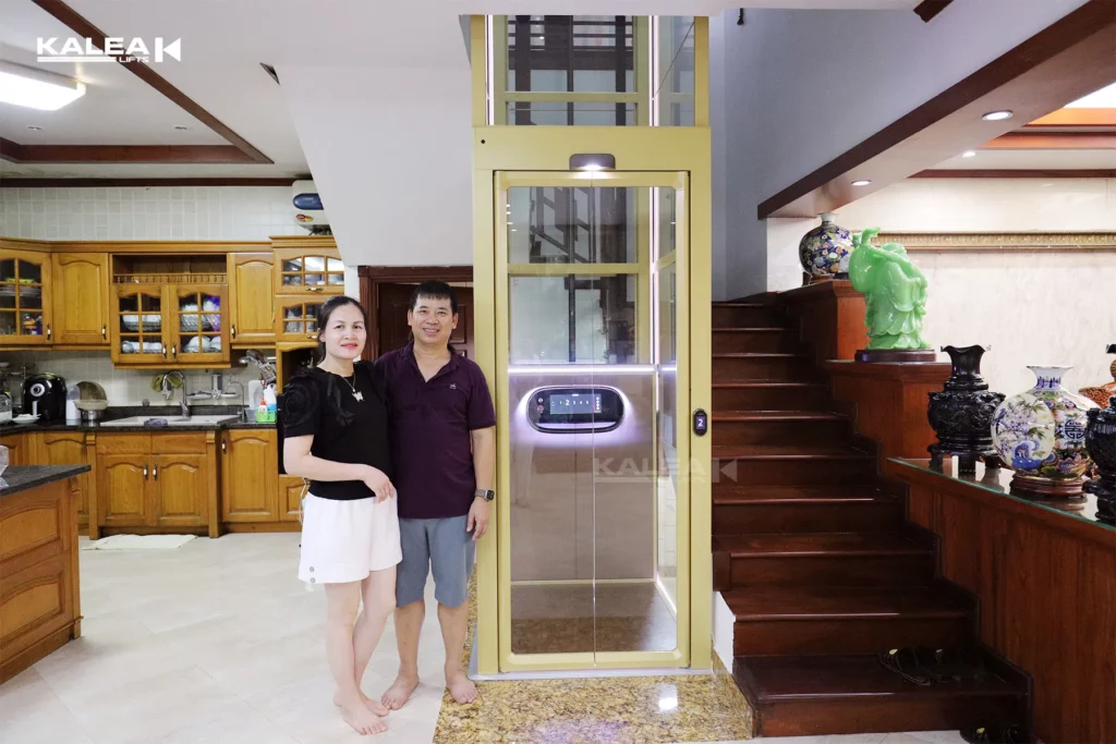 Vợ chồng anh chị chủ nhà hài lòng sau khi lựa chọn thang máy không hố pít Kalea 