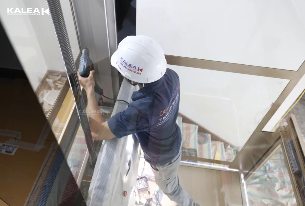 Kĩ thuật viên đấu nối hệ thống điện, kiểm tra tiếp điểm và bộ điều khiển 