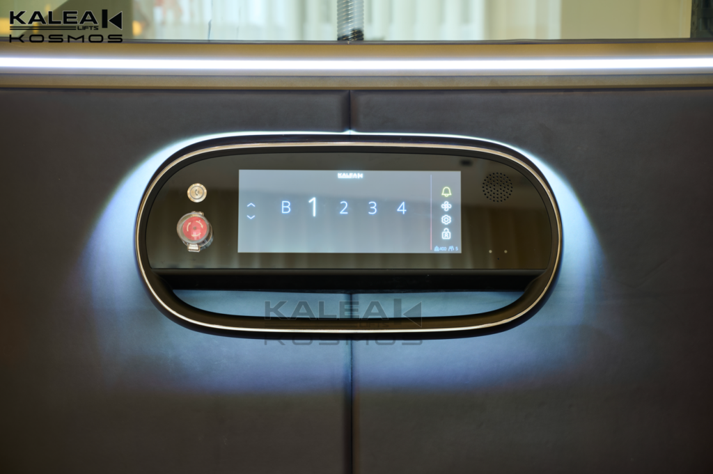 Bảng điều khiển đơn giản được tích hợp nhiều tính năng thú vị của thang máy gia đình Kalea