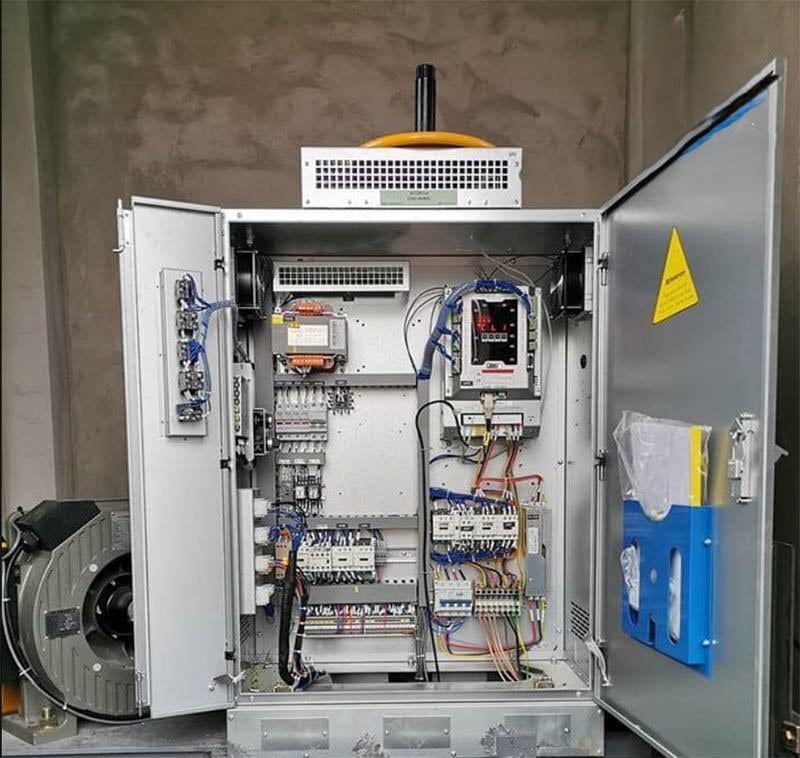 Hệ thống điện thang máy an toàn với 5 dây riêng biệt, màu sắc phân biệt rõ ràng và thiết bị ngắt điện dễ nhận biết