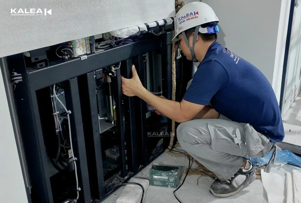 Kĩ thuật viên lắp máy móc và động cơ 