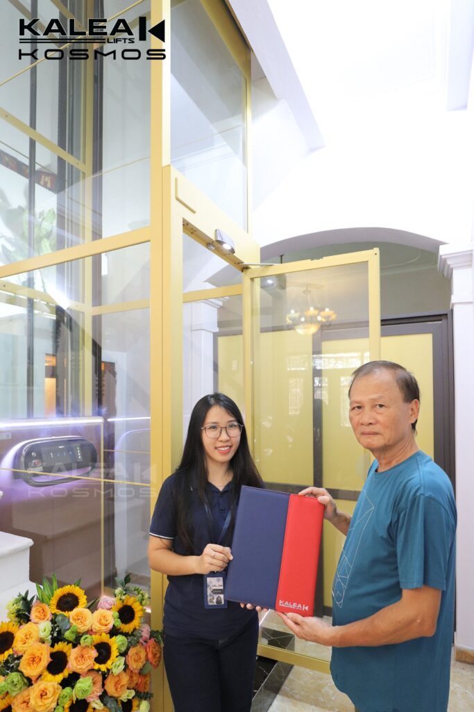 Bàn giao chiếc thang máy Kalea X50 Limited cho chú Hướng sau khi lắp đặt Bàn giao chiếc thang máy Kalea X50 Limited cho chú Hướng sau khi lắp đặt