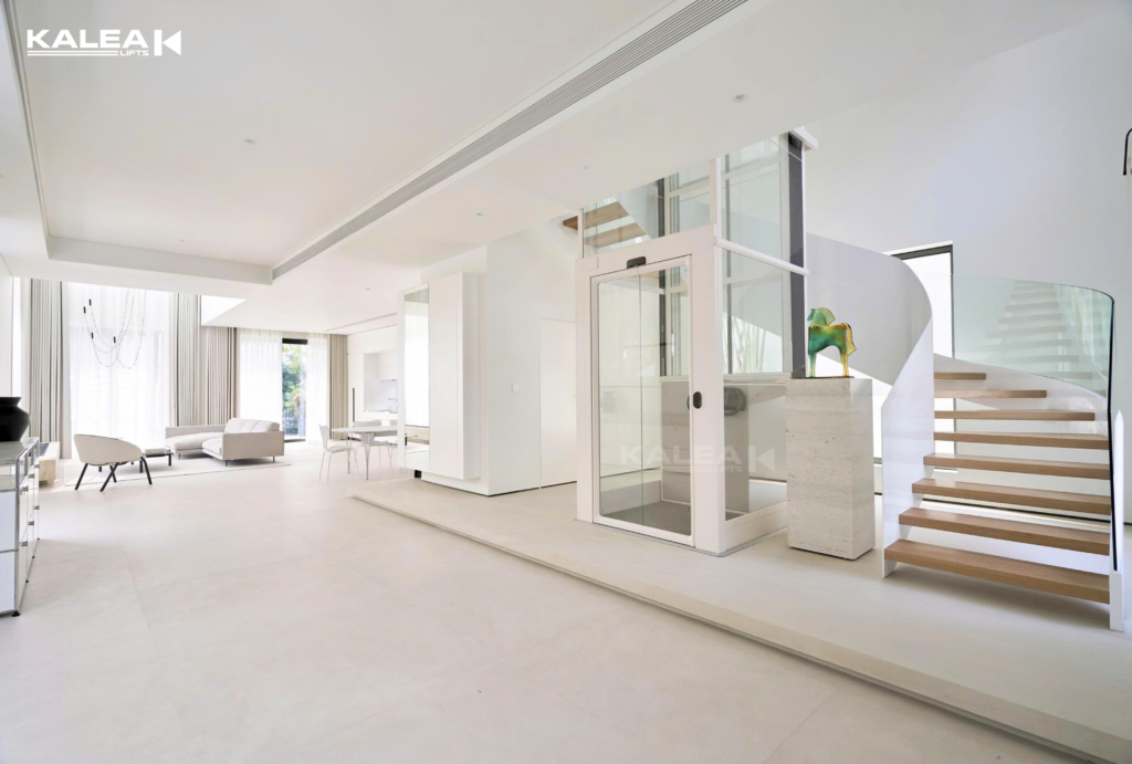 Ở thiết kế này, thang máy không chỉ đơn thuần là thiết bị di chuyển mà trông nó như được hoà làm một với thiết kế nội thất bên trong biệt thự với tông trắng sữa nhẹ nhàng