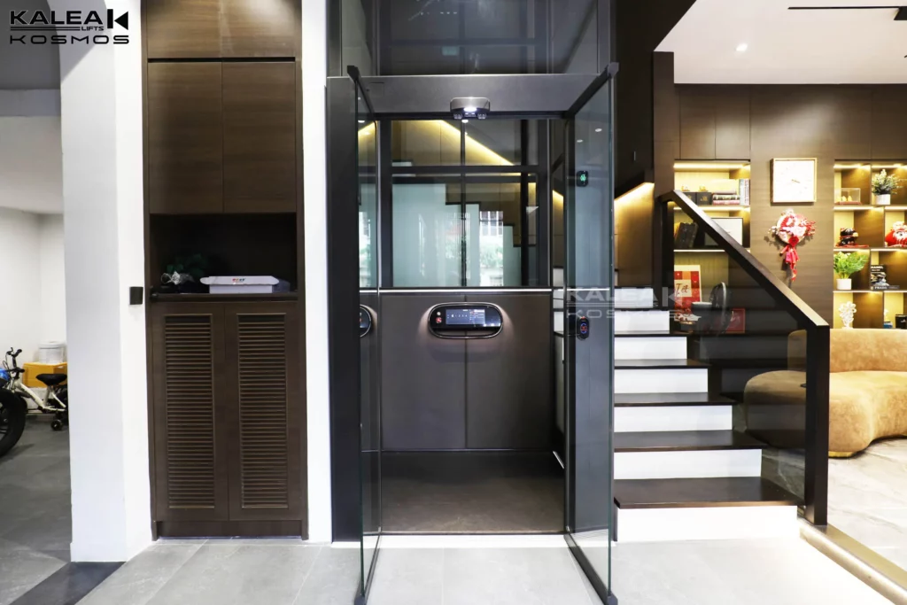 Thiết kế thang máy với màu đen sang trọng vô cùng thích hợp với phong cách hiện đại của biệt thự
