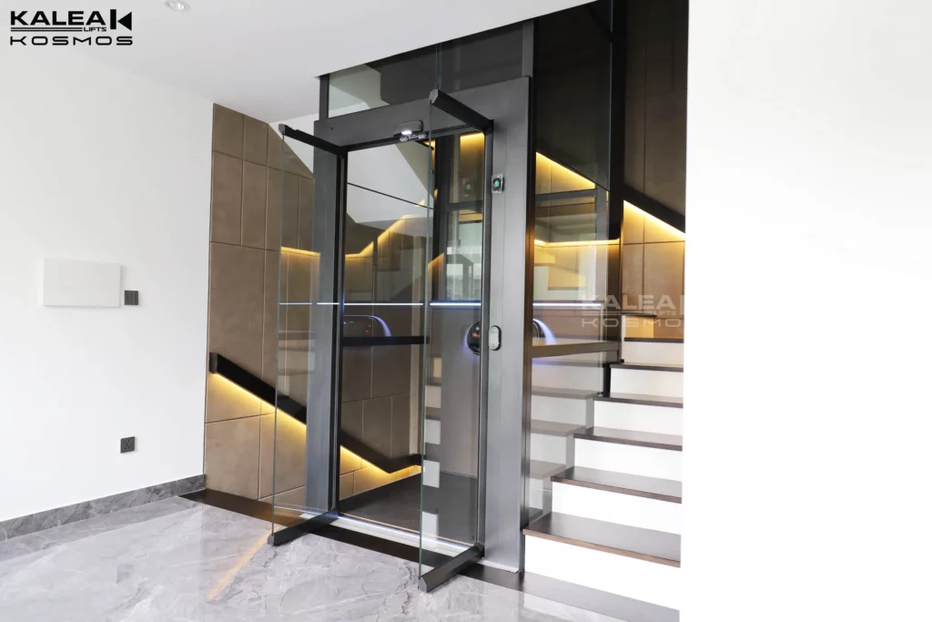Thang máy gia đình thông minh Kalea màu đen vô cùng hài hoà với nội thất và không gian trong biệt thự
