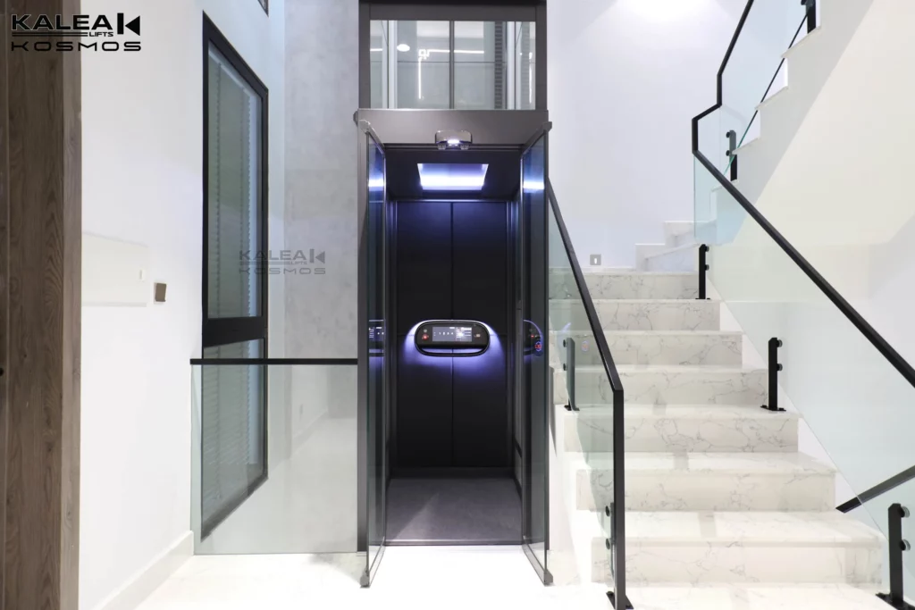 Thang máy được lắp đặt tại vị trí trung tâm của căn biệt thự. Với màu đen trung tính, thang máy dễ dàng phù hợp với bất kì phong cách thiết kế nào, từ hiện đại, sang trọng đến đơn giản, quý phái,....