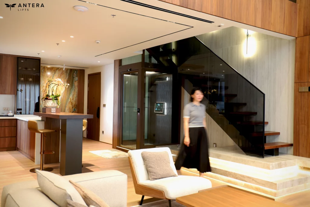 Thang máy gia đình thông minh biệt thự tone màu gỗ trầm ấm sang trọng