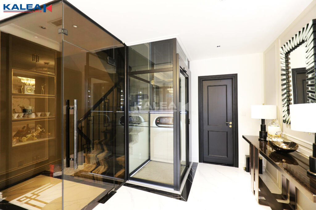 Thang máy gia đình được lắp đặt tại vị trí góc nhà đầy mới lạ giúp tối ưu diện tích sử dụng trong không gian biệt thự