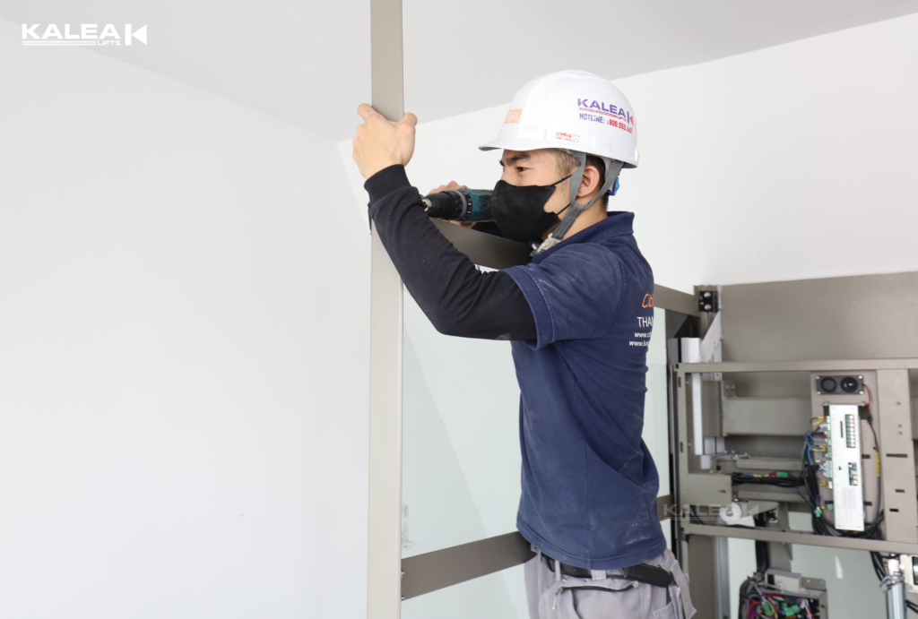 Giá thang máy kính gia đình còn phụ thuộc vào nhiều yếu tố như chi phí lắp đặt, vận hành