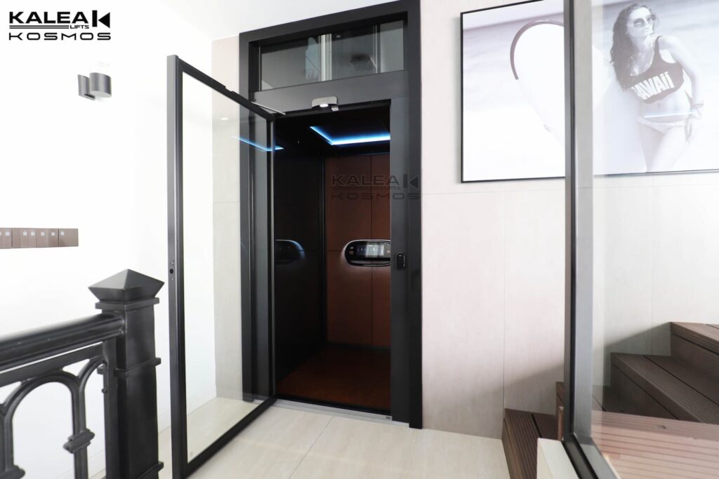 Cảm biến cửa thang máy giúp phát hiện người đang kẹt ở giữa cửa thang máy, đảm bảo an toàn khi thang máy đóng - mở cửa Thang máy trục vít Kalea tích hợp đầy đủ cảm biến và tính năng an toàn cho gia đình