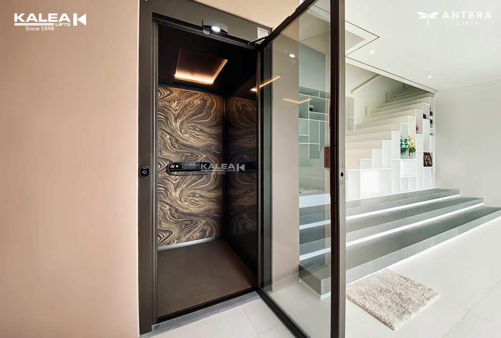Thang máy kính không giếng thang Kalea Lifts X30 lắp đặt trong công trình xây sẵn giếng thang