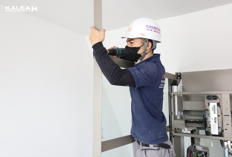 Quy trình lắp đặt thang máy thường kéo dài khoảng 7-10 ngày với công trình có 3 điểm dừng