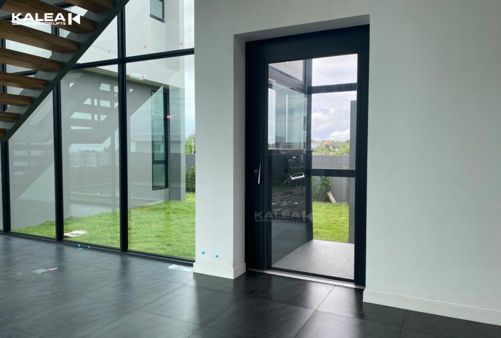 Thang máy ngoài trời là giải pháp cho những ngôi nhà hạn chế diện tích bên trong