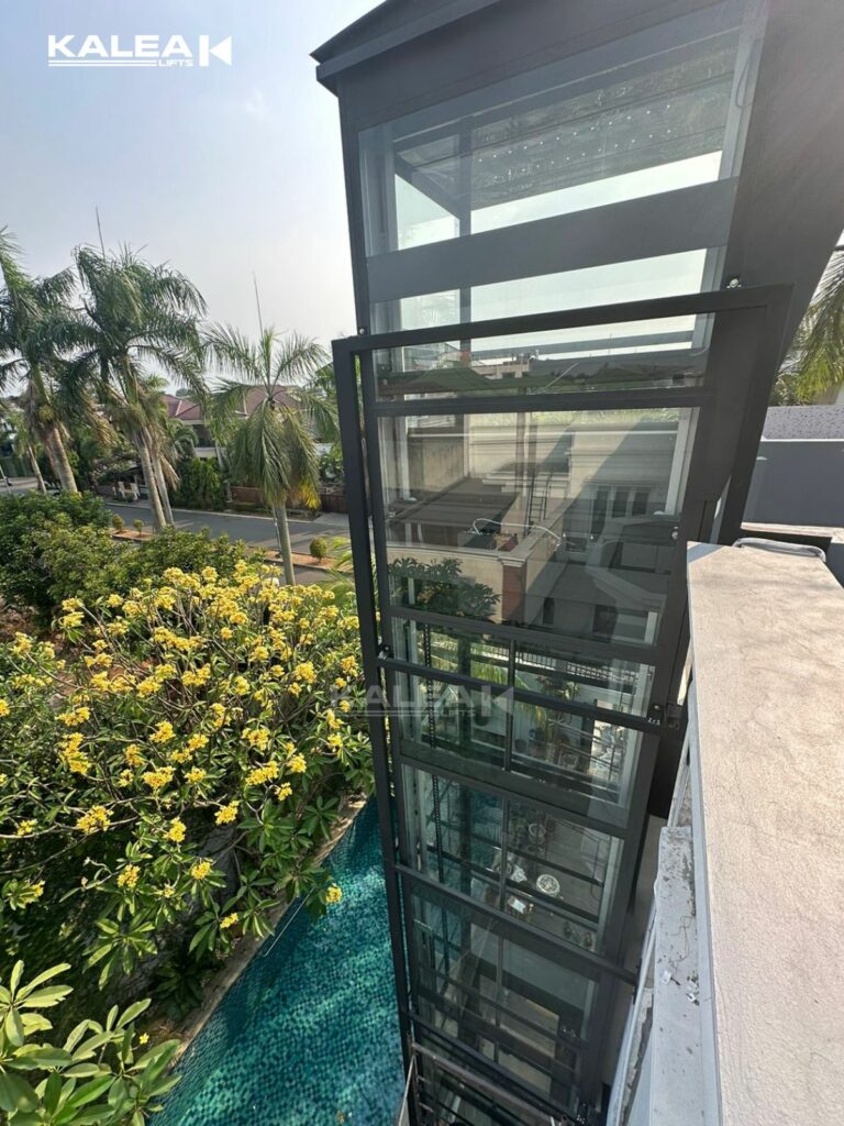 Công trình lắp đặt thang máy ngoài trời Kalea tại khu vực bể bơi