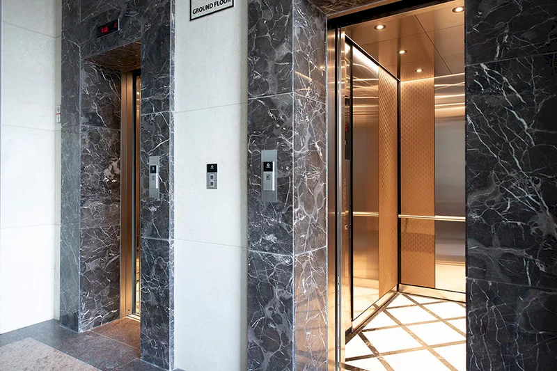 Thang máy nội thất cabin được ốp bằng đá Granite rất được người dùng ưa chuộng và tin dùng.
