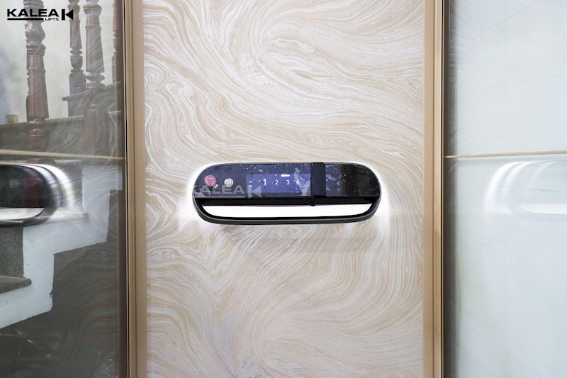 Vách bảng điều khiển Vinyl họa tiết vân đá giúp cabin thang máy có điểm nhấn sang trọng, hiện đại.