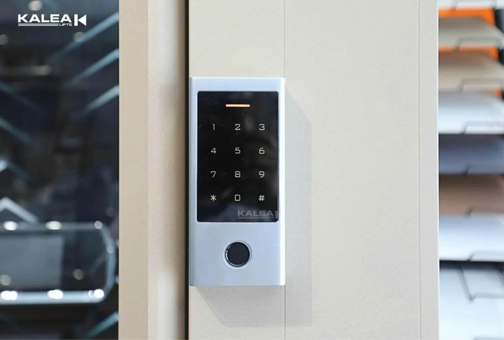 Khóa code kết hợp vân tay cho phép xác thực bằng mã số, vân tay hoặc cả hai tùy theo cấu hình