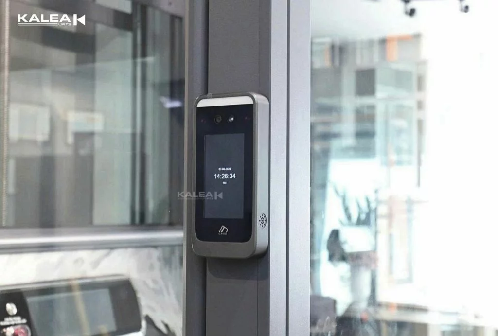 Hệ thống nhận diện khuôn mặt xác thực người dùng