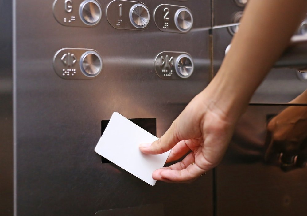 Thẻ từ thang máy là một loại chìa khóa hiện đại dùng để kiểm soát quyền truy cập