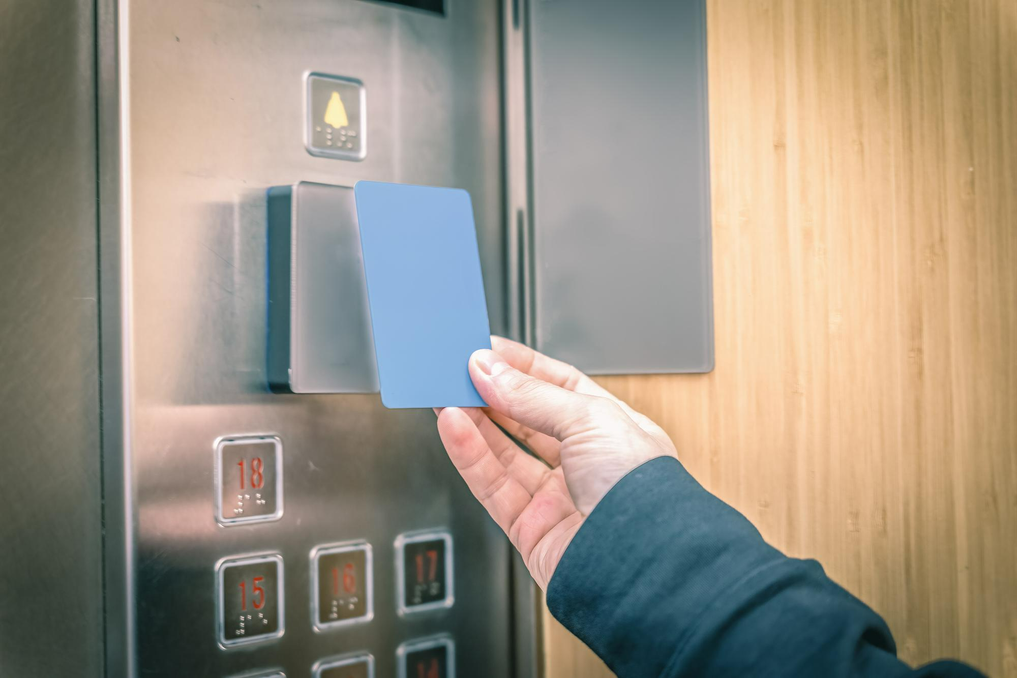 Chỉ khi nào được xác thực thành công, người dùng mới có thể sử dụng nút bấm tầng thang máy trong phạm vi cho phép